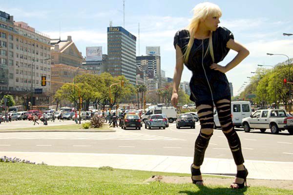 agusfrangolini's tweet photo. @valentingomez11 LITERAL , fotógrafa , diseñador , peinadora, maquillador y zapatos Sarkany para ser la mejor Lady Gaga de fotolog jajajajajajaja https://t.co/psx0rdE9RQ