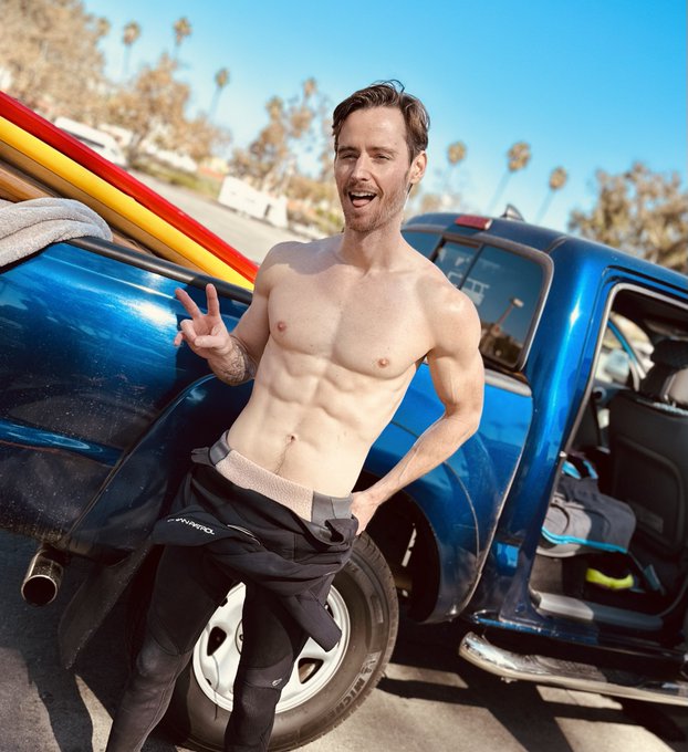 Riding long boards today. 🏄&zwj;♂️ https://t.co/vcTRkmfWsq