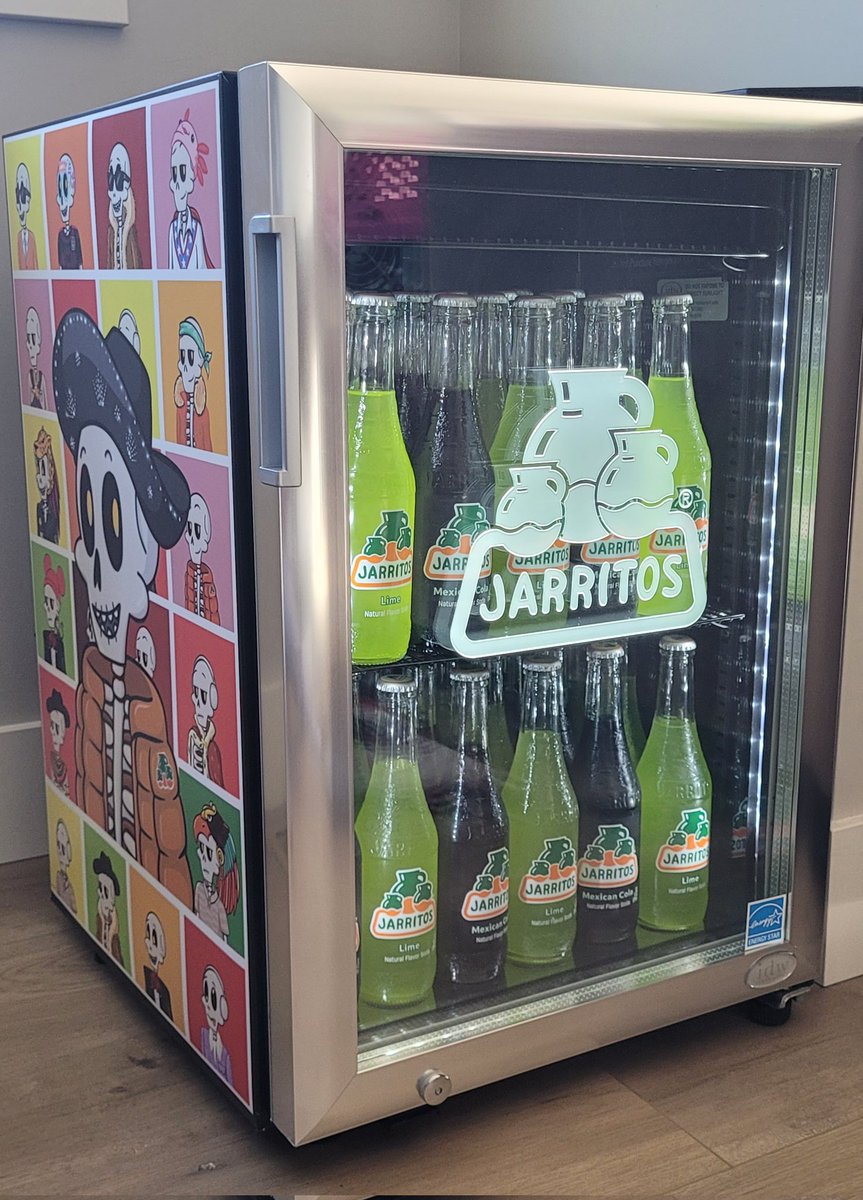 JwalkersJPEGs's tweet photo. Wow, @Jarritos saw how much I was spending on NFTs and knew I'd be liquidating my house appliances soon so they gave me a mini fridge and soda to make it through. 10 steps ahead. Thank you so much! I love it 🥹🥰
🇨🇦🫂🇲🇽💚🥳🐋☠️ https://t.co/6dGRqsP69L