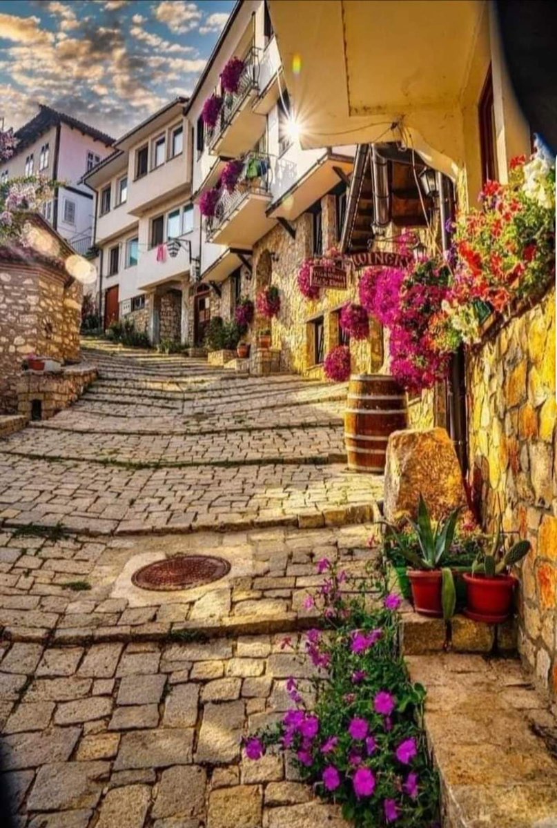 Medieval street and architecture of Ohrid; a historical city in North Macedonia 🇲🇰 Ohrid is known for once having 365 churches, one for each day of year. Since 1980 Ohrid and Lake Ohrid were accepted as Cultural and Natural World Heritage Sites by UNESCO. #archaeohistories