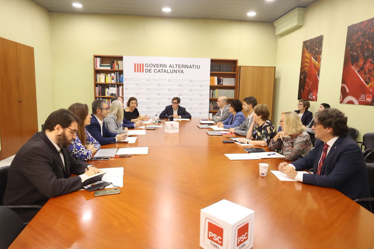 DavidGChanca's tweet photo. Avui hem presentat al #GovernAlternatiu de Catalunya el Pla d'Acció de Foment de l'Emancipació Juvenil. 

Un informe que pretén aportar propostes per cobrir una necessitat tan essencial per la joventut com és iniciar un projecte de vida autonòma. 

#PSC ❤️
#Parlament https://t.co/xbvajx5EMN