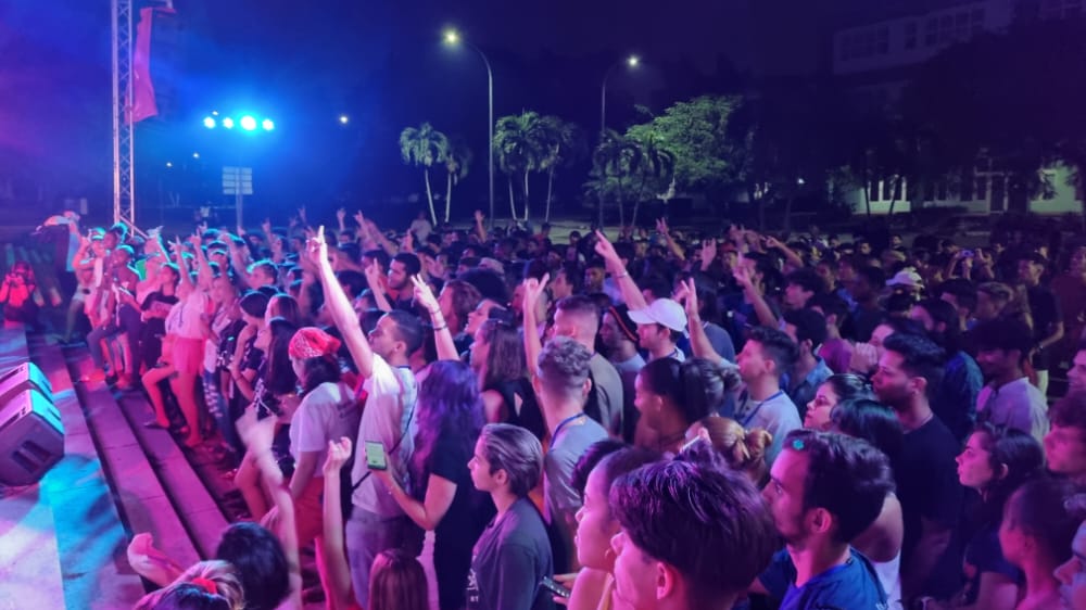 El #10CongresoFEU de la @feu_uci en nuestra Universidad estuvo amenizado por un concierto del joven cantautor @AdrianBerazain en la emblemática Plaza Mella. Conoce más aquí 👉uci.cu/universidad/no… #SomosUCI #Cuba @CubaMES @raydelmp @FeuCuba @GabyJacomino @feu_uci @uci_ujc