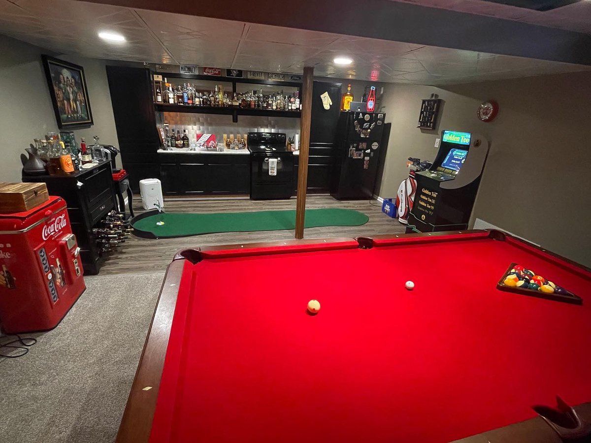 Moving to OH from FL and having a basement game room again, you battle with cold, dampness, and musty odors. In order for me to keep out the humidity &amp; musty stank, I use my @eva_dry dehumidifier to keep my guests noses happy and my putting green rolling fast!⛳️🥃