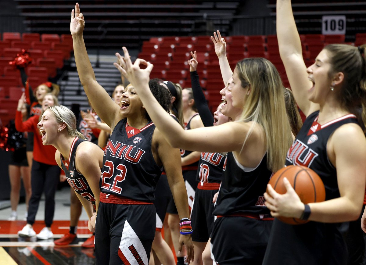 GoHuskiesWBB's tweet photo. And Never Ending Smiles from the Side! 😁 (4/4) https://t.co/vgIgLhuZa0