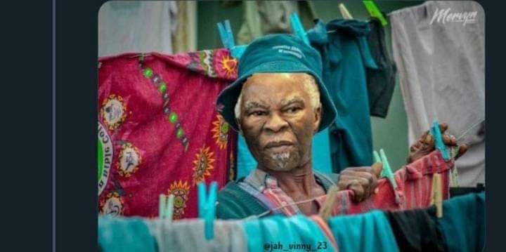 YewayaT's tweet photo. If God Himself failed to satisfy women by giving them eyebrows,which they shaved just to draw their's..My brother are u bigger than God?🤷‍♂️#yewa https://t.co/7YOe9xnWEG