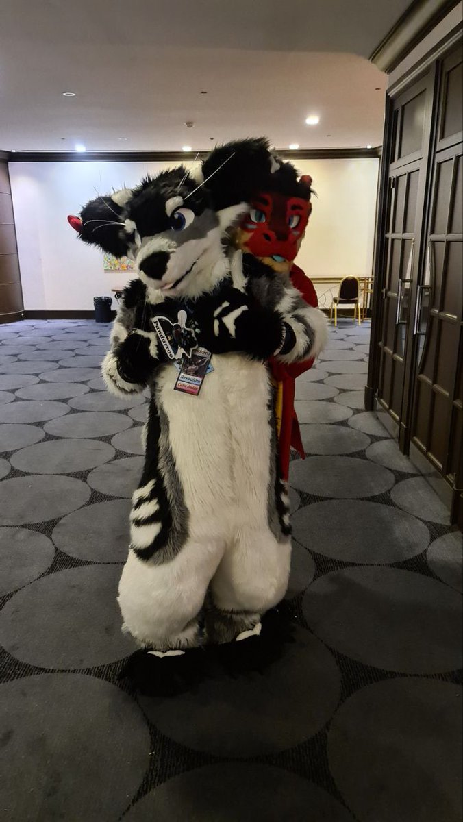 Fursuit VS Fursuit UwU 

Je kiff