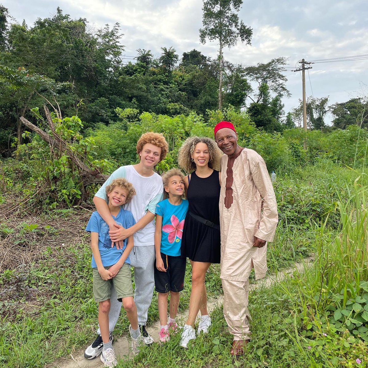 Bien arrivée à la maison 🇨🇲💛 grand-père nous avait manqué 🥰 ! #cameroun
