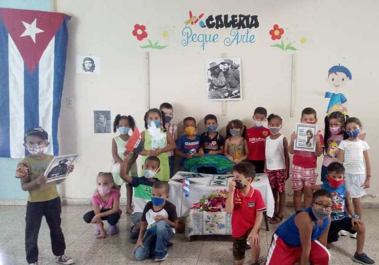 ciespiguita's tweet photo. En el cierre de la jornada Camilo - Che, se realiza actividad política cultural y se pone flores al Señor de la Vanguardia Camilo.
@RaulSamon,@FundichelyRosa,@EnaElsa,@NiurdisReyes,@BeatrizGUrrutia,@Gob-StgodeCuba, #LaPrimeraInfanciaImporta https://t.co/Q4gsptZScF