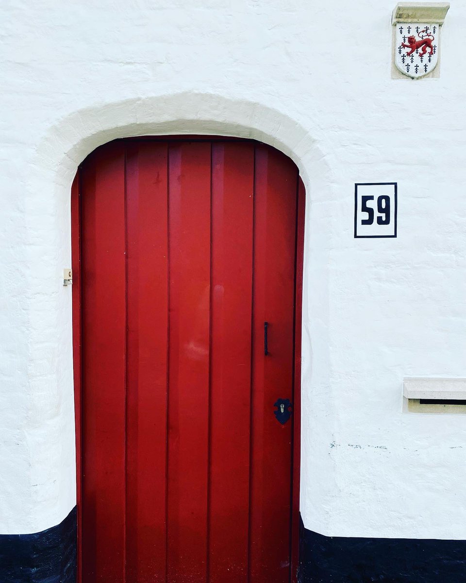 LizSaddler's tweet photo. Doors of #Bruges #brugge #belgium #doorsoftwitter π§πͺ https://t.co/7IJSYsDpAW