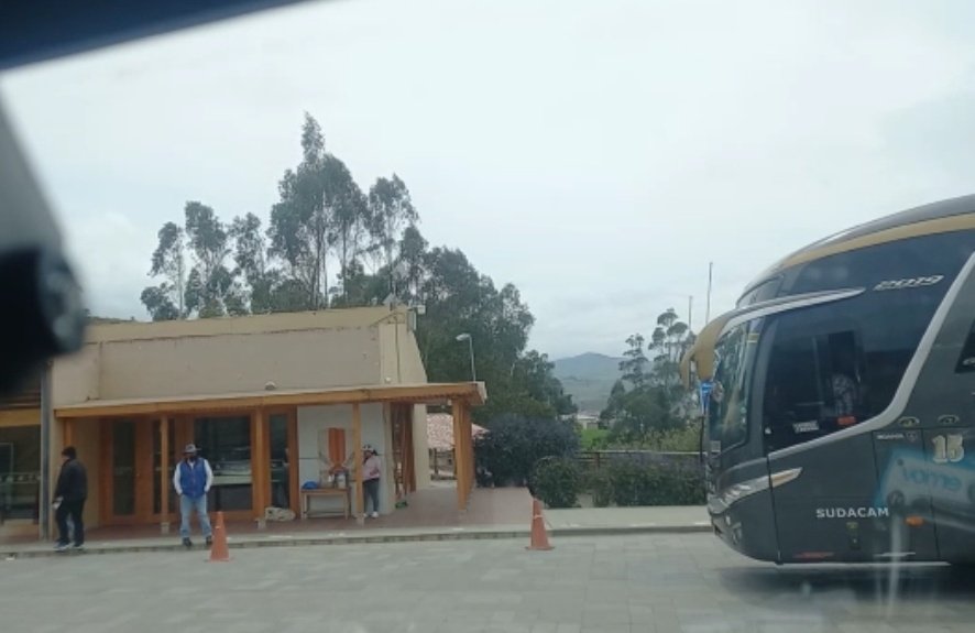 Transporte interprovincial entrando al complejo de ingapirca? cada quien con sus competencias el transporte turístico para turismo, el interprovincial de terminal a terminal
<a href="/ls_guzmanc/">Lenin Guzmán</a> <a href="/cayodel/">Carlos Delgado G.</a>