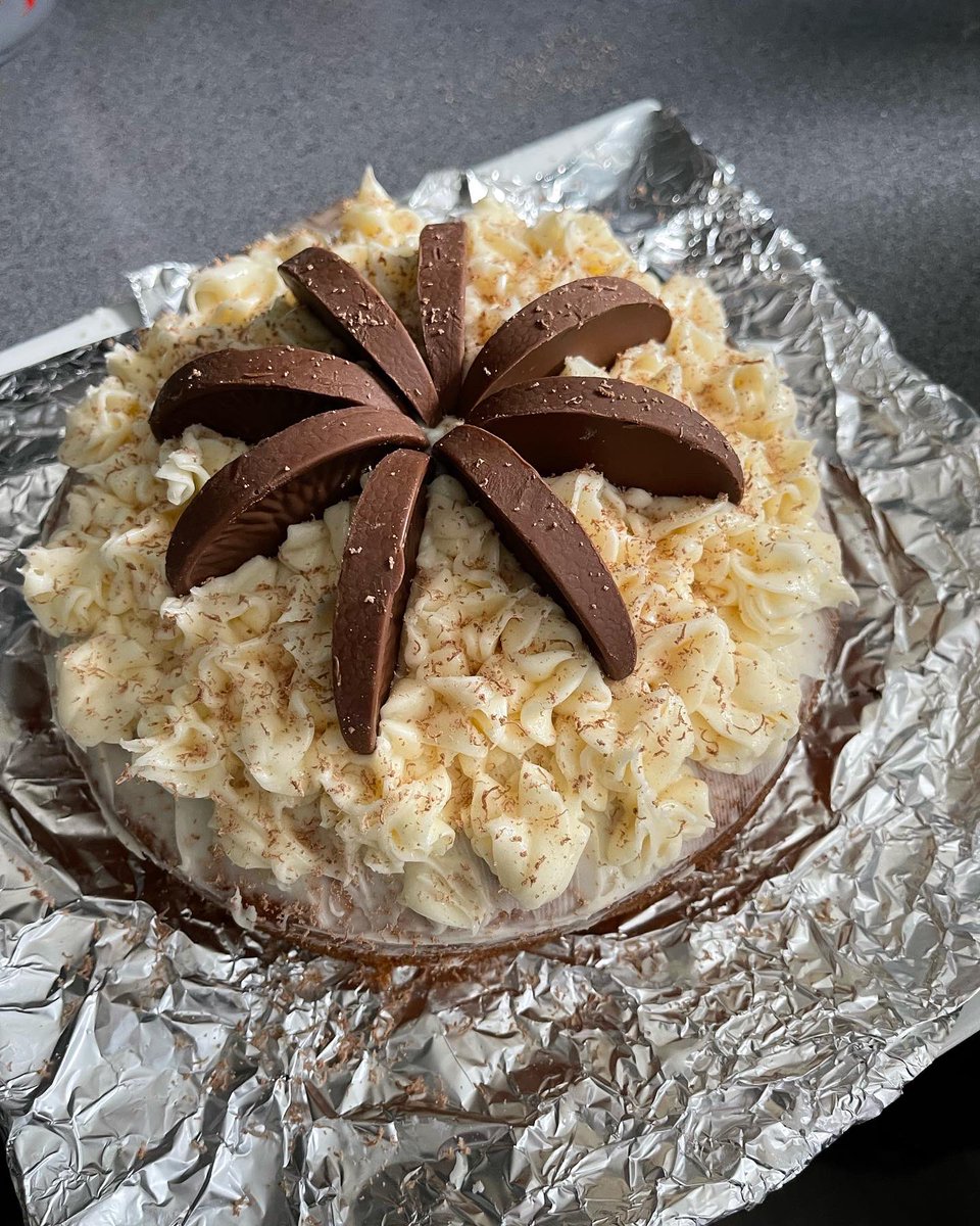 COULD NOT BE MORE PROUD 

So as you probably have seen me and lacie are trying to raise money to help people in our community, today all on her own lacie made a cake ,decorated with her chocolate and icing then said she wanted to give it the fireman 

justgiving.com/crowdfunding/G…