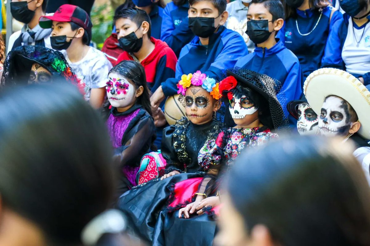 💀 A ti, ¿te dan miedo los fantasmas? En la obra 'In Miquiztli' conocimos la travesía que recorren los espíritus hacia Mictlán. En #LaCasaDeLasFamilias fomentamos la cultura y vivimos nuestras tradiciones. Sigue el programa. #ReviviendoTradiciones2022 #CulturaParaTodos