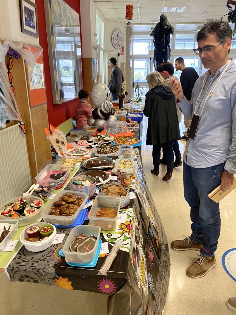 fermiguens's tweet photo. Hoy ha sido un SCARY Friday!!! Los alumnos se han volcado con el concurso de Muffins and cookies de Samaín… https://t.co/Y6AEaTx77U