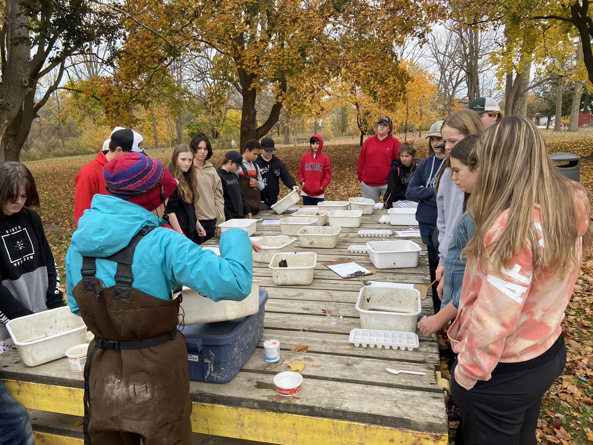 msweedtweets's tweet photo. Thank you Melissa Levi and Myra Spillar @SCRCA_water for travelling to Dresden to lead Sydenham river inquiry activities with #SNC1W classes. Beautiful day of learning! https://t.co/83xdNzyRqU