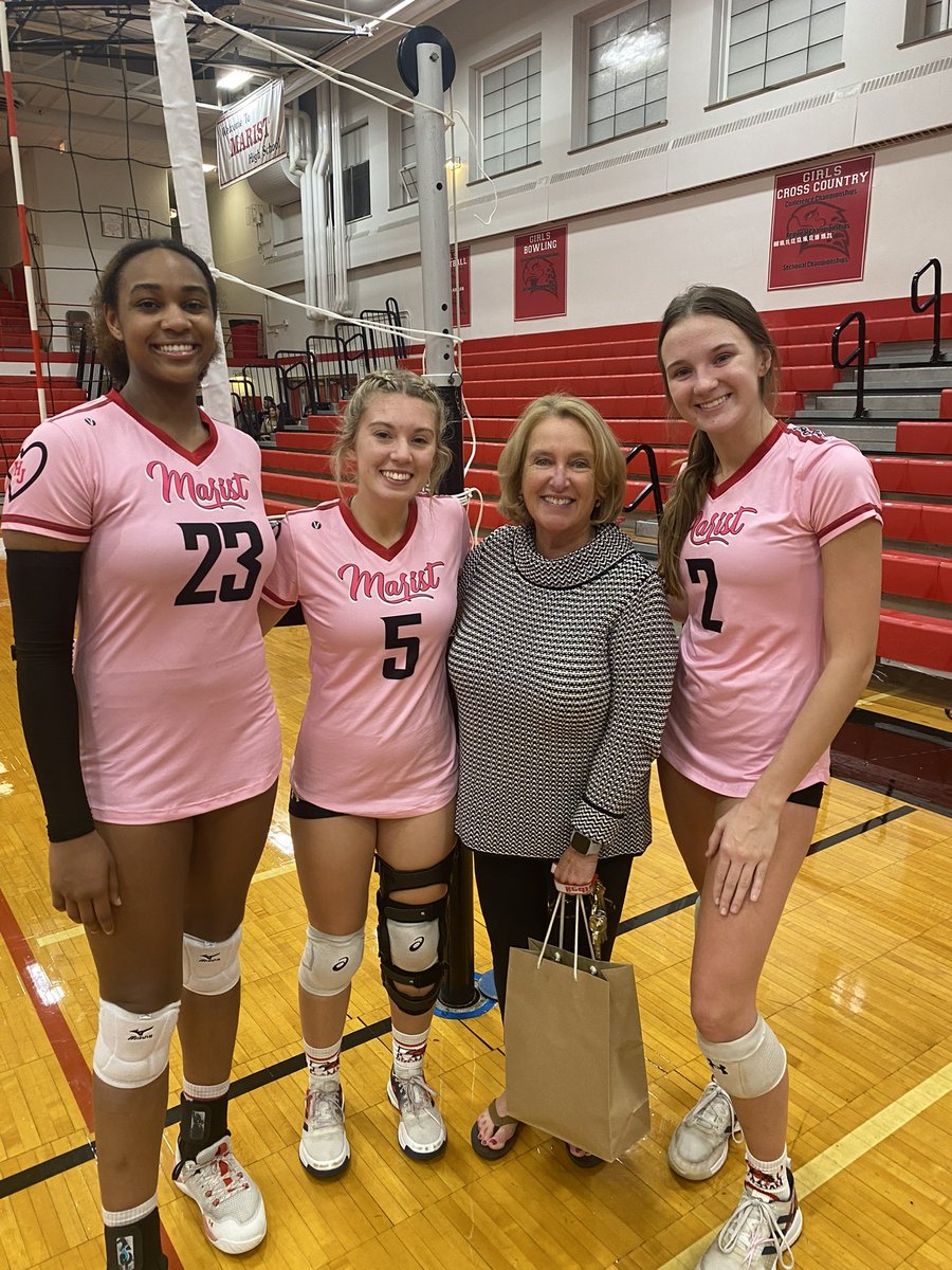 RedHawkVB's tweet image. Last night we honored one of our biggest #ProgramFans after the match…Thank You for the constant supports Mrs. Brown❤️🏐❤️ RedHawkVB is ready for Open House on Sunday #ABCorner🤝🏐💯