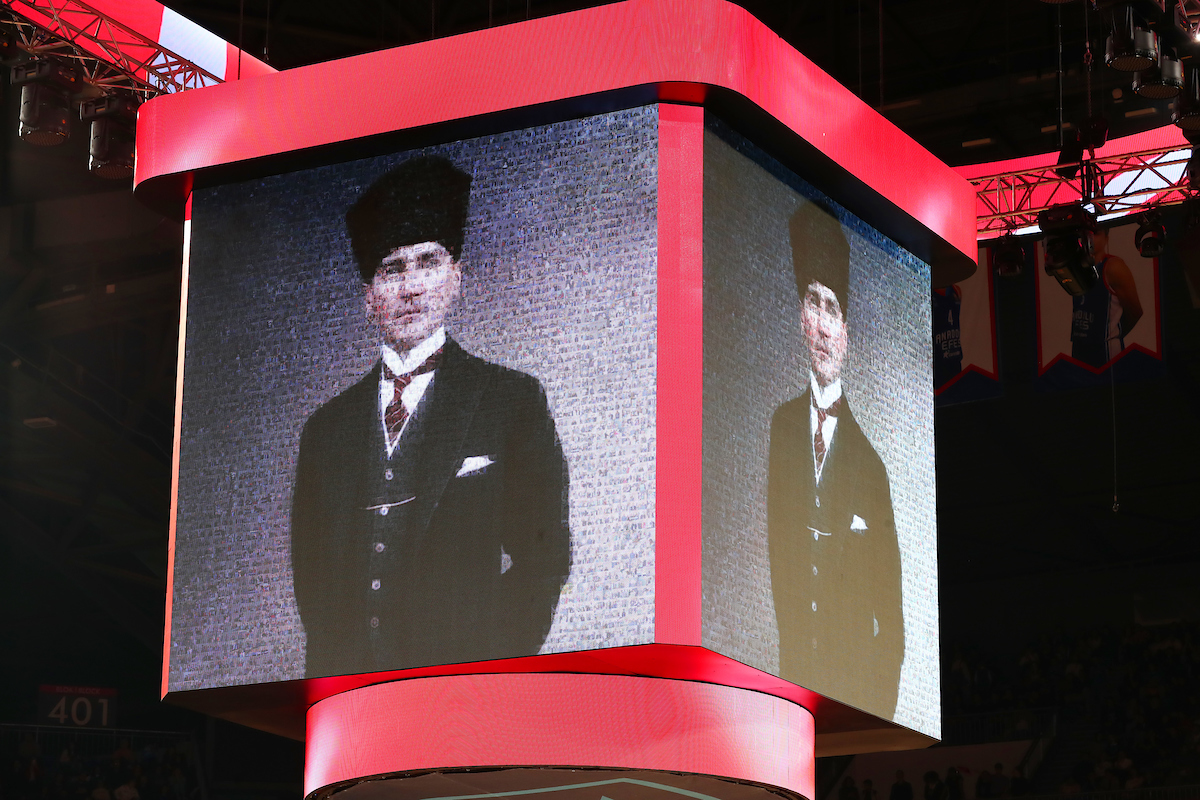 Anadolu Efeslilerin fotoğraflarıyla oluşturulan Mustafa Kemal Atatürk mozaiği, Sinan Erdem’deki dev ekranda yerini aldı. Bu anlamlı projede yanımızda olan destekçimiz @ikinciyenicom'a ve tüm taraftarlarımıza sonsuz teşekkürler! 👏 #HouseOfBlue #BenimYerimBurası