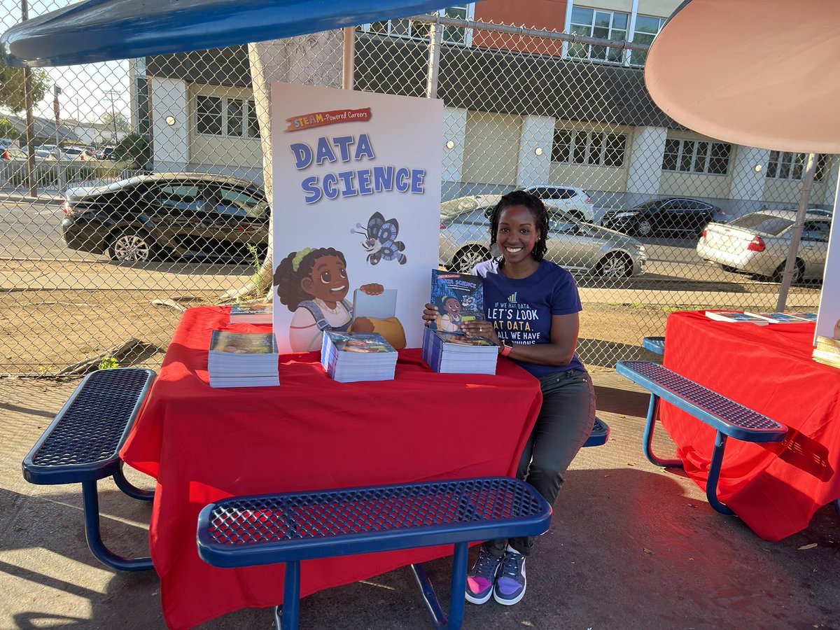 Dr. Finley @Uscsysbio_lab pictured at her book launch today with new @RoomtoRead @USCJEP children’s book that features her work in #datascience