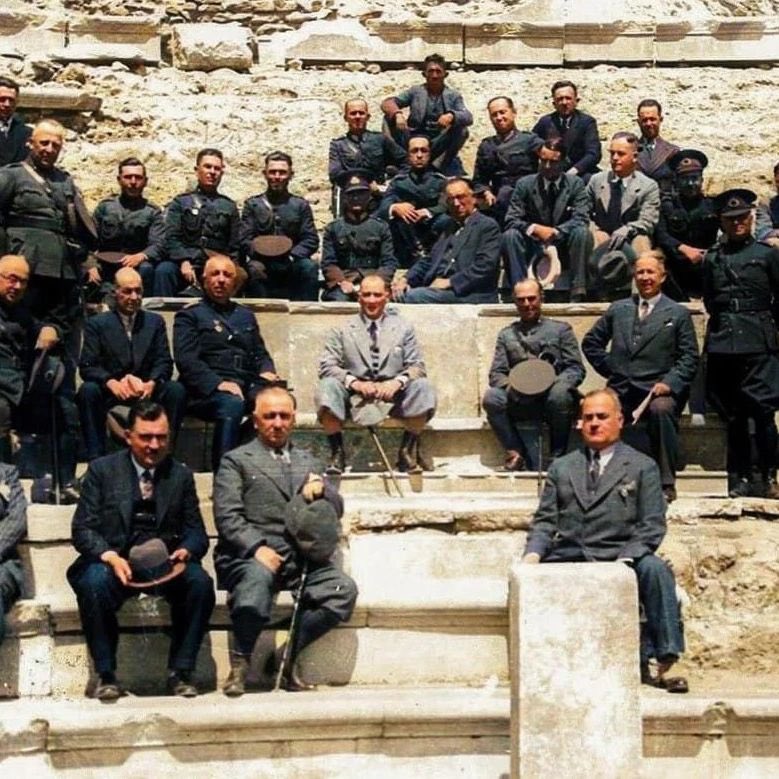 Mustafa Kemal Atatürk ve silah arkadaşlarının 13 Nisan 1934’te Bergama Asklepion Ören Yeri’nde çektirdiği fotoğraf 🏛