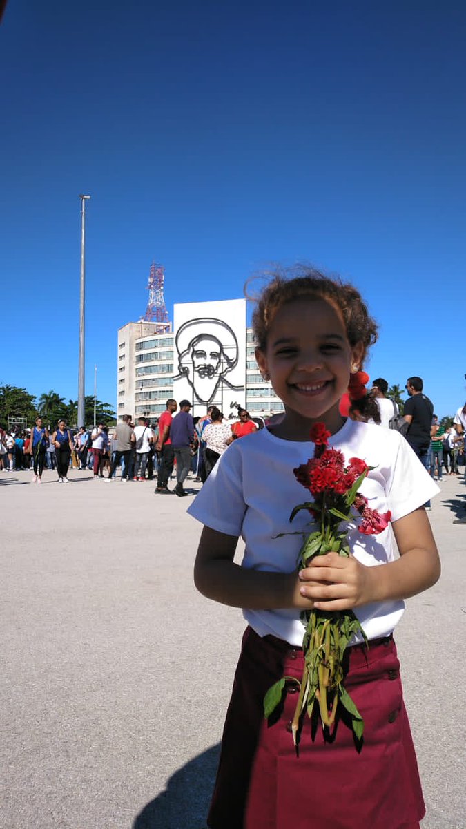 Todo listo en La Habana para rendir homenaje a Camilo, los niños llevan en sus manos las flores para el héroe. #CamiloVive