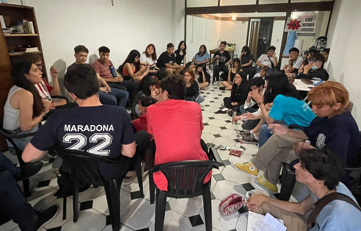 PM_LaPlata's tweet photo. AYER- Realizamos un nuevo encuentro de Formación Política junto a la compañera @orianalilenc
(Responsable de Megafón CABA) y Octavio Romero (Responsable Formación Política Reg. La Plata)

"Institucionalización de la Doctrina Justicialista"✌🏼❤️🇦🇷 https://t.co/KWOmRmqRWu