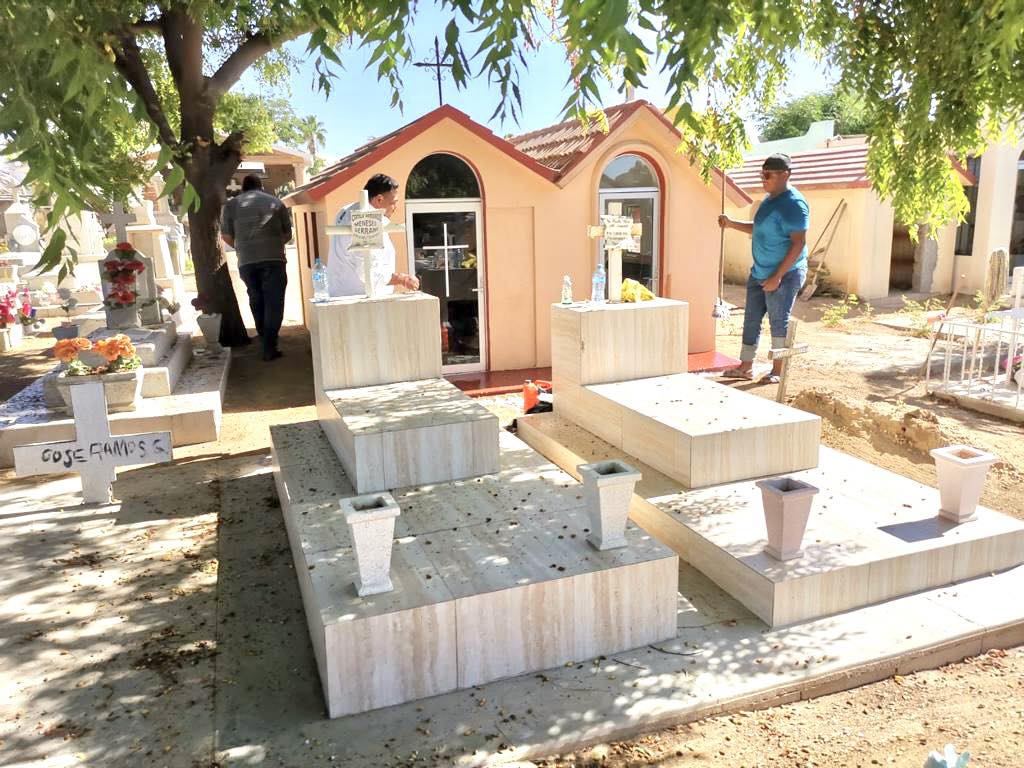 DelegacionCSL's tweet photo. Previo al festejo del “Día de Muertos”, personal de Servicios Públicos continúa con la limpieza de panteones en CSL; el delegado Raymundo Zamora Ceseña realizó un recorrido por las áreas, garantizando que se encuentren en óptimas condiciones para recibir a la comunidad. 
#GCSH https://t.co/F7i3nGVZNv