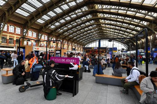 VDNLille's tweet photo. Le piano de la Gare Lille Flandres, ce drôle d’aimant à beaux moments https://t.co/LyVm7ihD7V https://t.co/dyWTYyPjgW