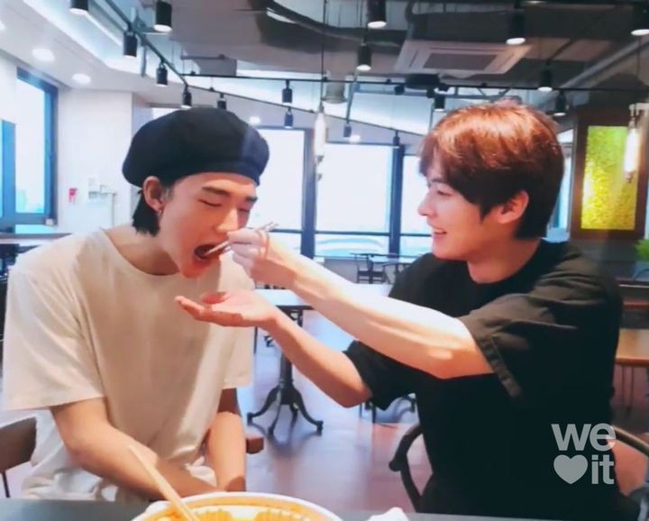 Minho ilk defa hyunjin'e peçete yerine yemek yediriyor ĞDHDJDJSKKDJXJSKDKMSMS