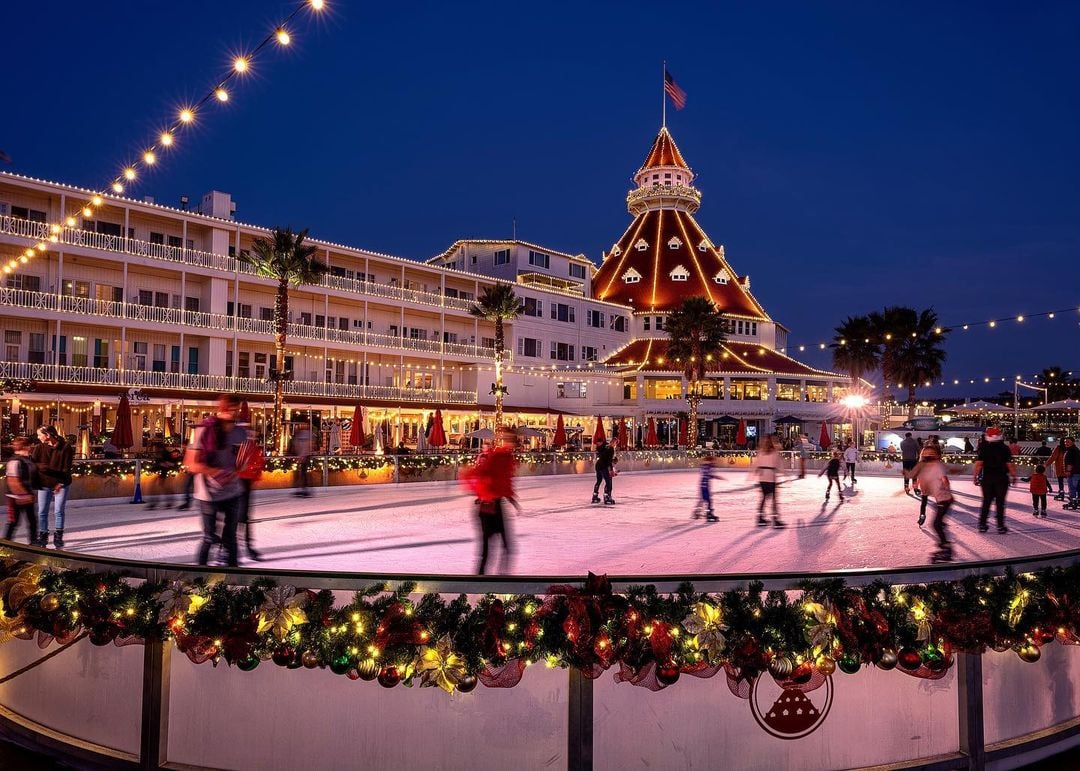 ¡Una pista de patinaje sobre hielo junto al mar! Cruza a San Diego por el <a href="/CrossBrdrXpress/">Cross Border Xpress</a>  y disfruta del 17 de noviembre al 1° de enero el Hotel del Coronado y crea recuerdos inolvidables en #California.

¡No olvides de visitar nuestro #WelcomeCenter! 
--
📷:jbahuphotos