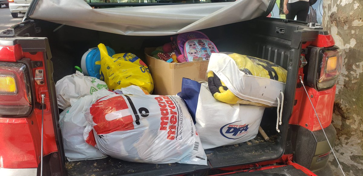 PenaRaulCal's tweet photo. Siguen las buenas noticias!!! hoy entregamos ropa, juguetes, ropa de cama, entre otras cosas…  a la escuela Nro 8 “República de Haití” con motivo de ayudar a las familias que se vieron afectadas en el incendio del hotel Aramaya. Gracias a todos los que colaboraron 💪🏽💪🏽💪🏽 https://t.co/5dR0vLQSyq