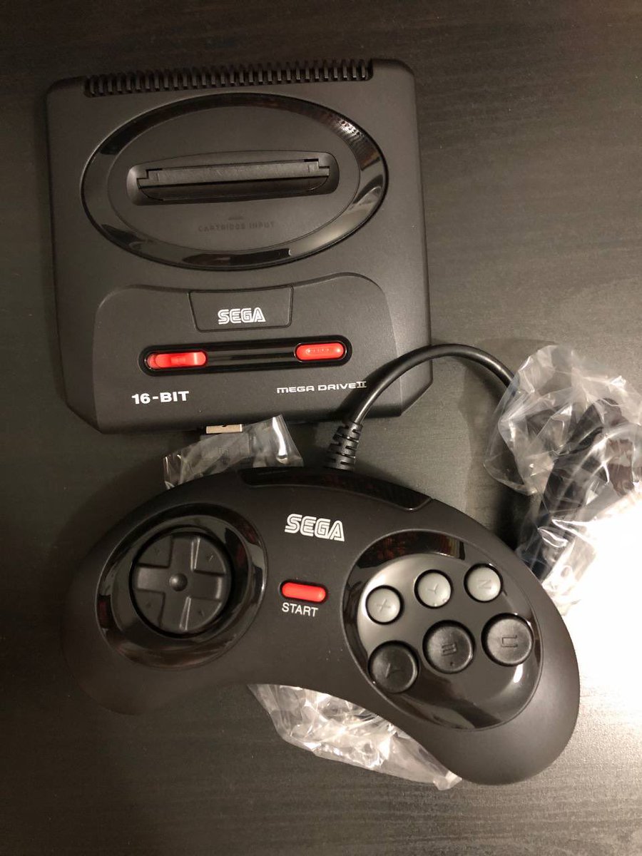 UniversG8CO's tweet photo. El @adehache ja té a les seves mans precisament la #MegaDriveMini2. Aquí en teniu unes captures! 

-Paraules textuals d’ell: “És mooooolt petita”

#G8CAST https://t.co/FD9I8rABef