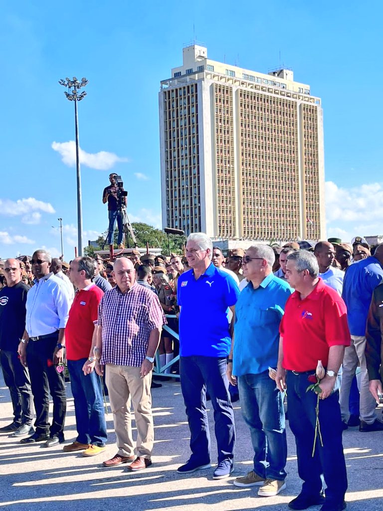🇨🇺 | El presidente <a href="/DiazCanelB/">Miguel Díaz-Canel Bermúdez</a> encabeza #AHORA el acto por el 63 aniversario de la desaparición física de Camilo Cienfuegos.

#CamiloVive