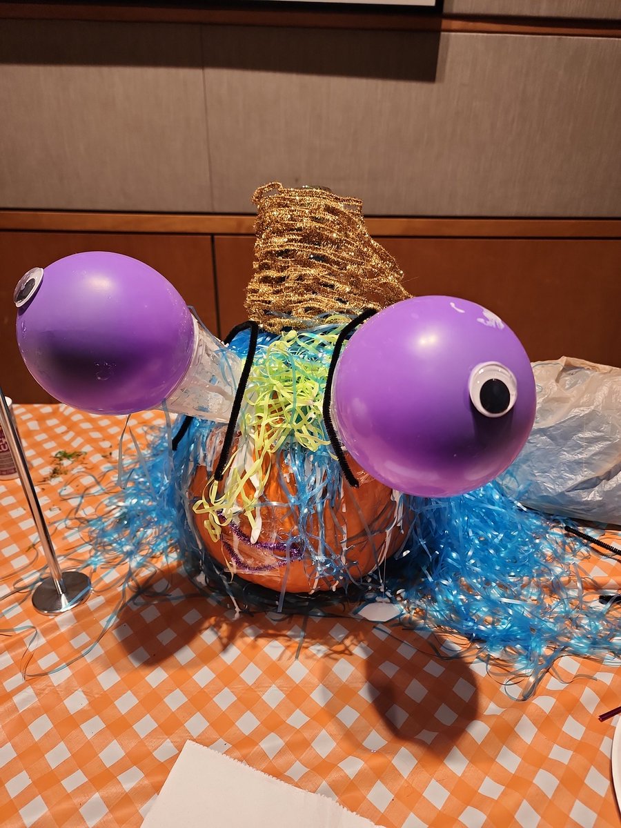 culehmann's tweet photo. Awesome pumpkin painting at #compbioinfoutsw #iftheshecan @LHBioinf_UTSW https://t.co/7MFejhUDZd