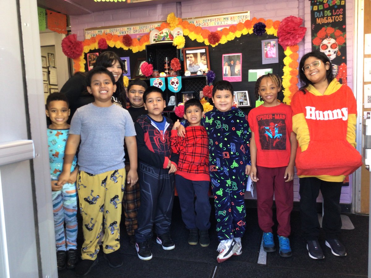 Fun trip visiting the beautiful altares designed by our amazing parents. We checked out the QR codes, watched videos, listened to stories, and even did some dancing as we learned about dia de los muertos.<a href="/MrsPrendiville/">Mrs. Prendiville</a> #KomenskyLionPride #d100inspires #OrgulloLeonesKomensky