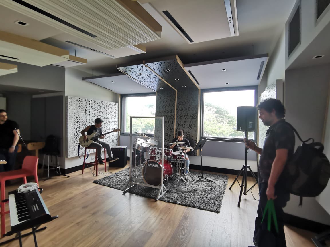 Hoy tuvimos una visita muy bacana a los estudios de música <a href="/icesi/">Universidad Icesi</a>. Los recorrimos con <a href="/vanedelatorre/">Vanessa De La Torre</a> <a href="/rabodeajip/">Pascual Gaviria</a> y sus colegas de <a href="/CaracolRadio/">Caracol Radio</a> <a href="/Caracol_Cali/">Caracol Radio Cali</a>. ¡Muy bienvenidos siempre!