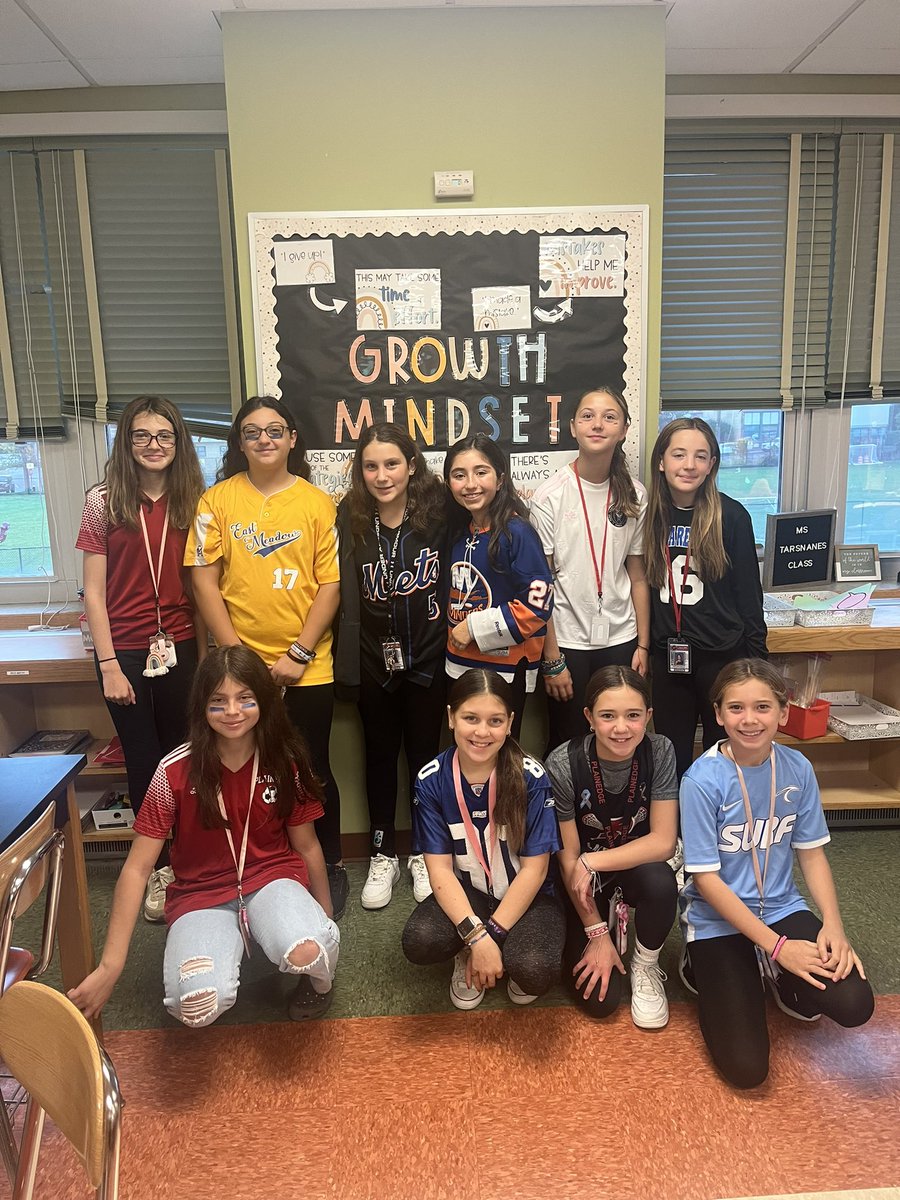 Ms_Tarsnane's tweet photo. Ms. Tarsnane’s classes are “teaming”up to make positive decisions! #redribbonweek #WeArePlainedge https://t.co/24SSbD6uQr