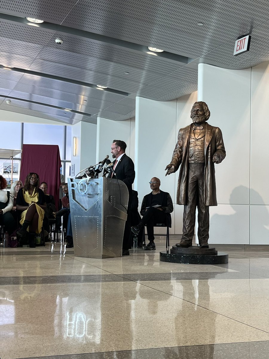 As of today, generations of Rochesterians, travelers, immigrants, and more will be greeted by this statue of our greatest citizen — Frederick Douglass. 

Congratulations to all who made this historic day possible. History will not soon forget Douglass because of your efforts. https://t.co/RVtRrWTDS8