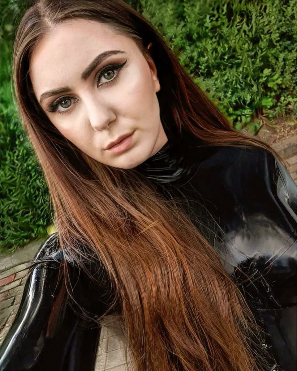 MoniqueGraullot's tweet photo. 💚🖤 TEMPS SELFIE 🖤💚 https://t.co/Ye9uFpjq74