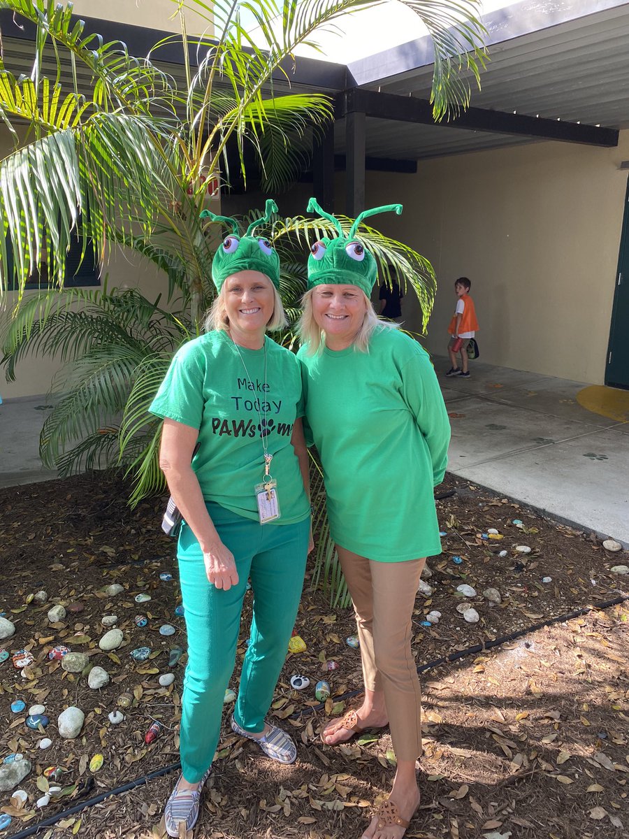 Our pawsome 🐾families, students, and staff dressed as their favorite literary characters participated in Literacy on the Lawn this week <a href="/RosewoodMagnet/">Rosewood Magnet</a>. 📚