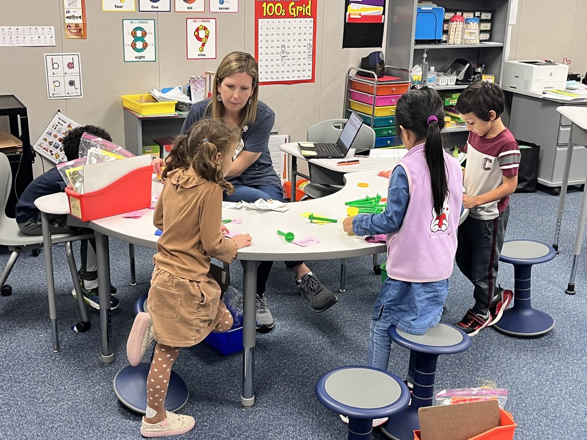 Mrs_GatFarney's tweet photo. Small Group - Sight words in Play-Doh!
#EngagedinLearning #funatfarney https://t.co/cOt7xKn4im