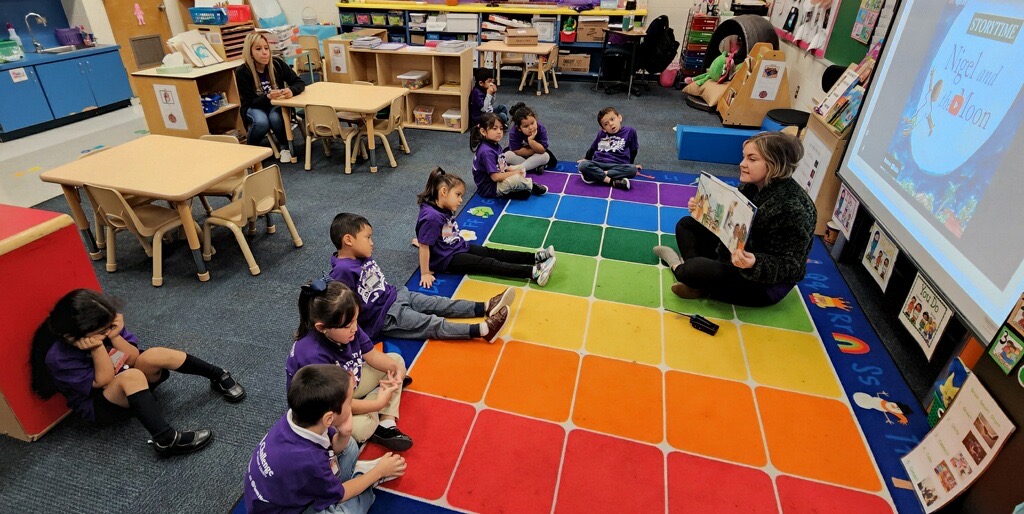 MorningsideFW's tweet photo. Mr. Calderonโs class being read to by social worker, Mrs. Callejas๐ #readforsuccess https://t.co/hGCouE6SWC