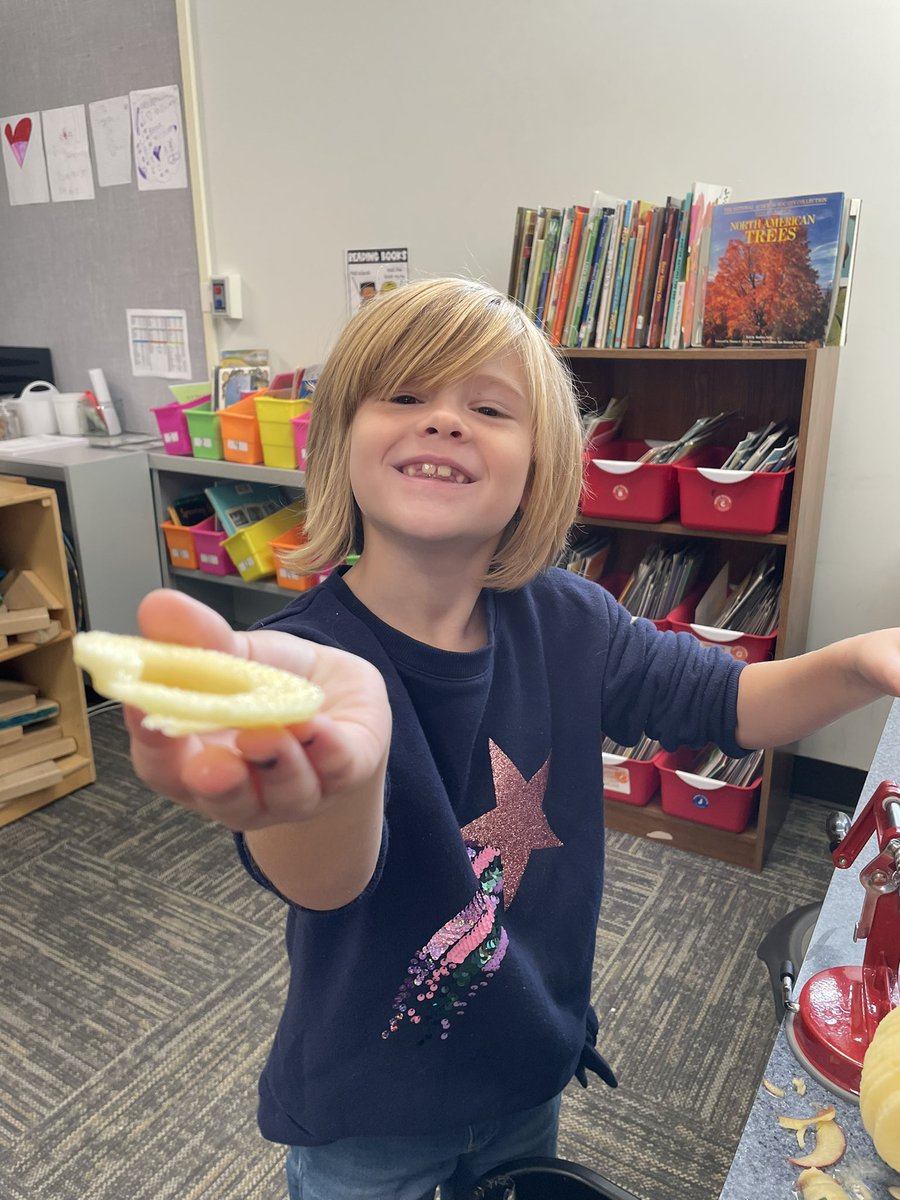 MissCarrGrade1's tweet photo. Ending our Johnny Appleseed Unit with learning how to make homemade applesauce!🍎 https://t.co/9prX5yBz4r