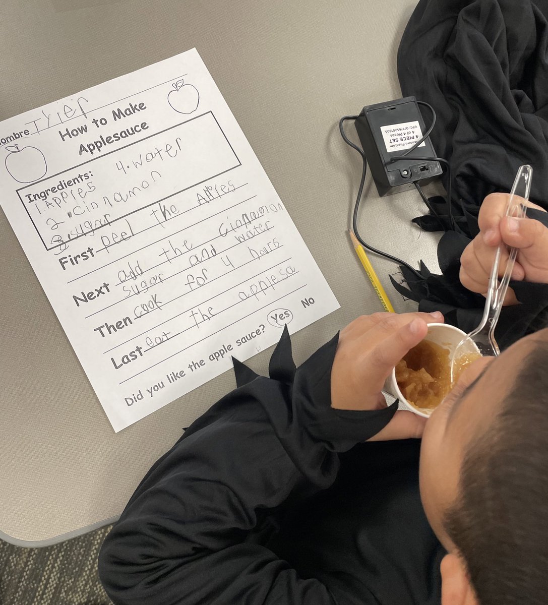 MissCarrGrade1's tweet photo. Ending our Johnny Appleseed Unit with learning how to make homemade applesauce!🍎 https://t.co/9prX5yBz4r