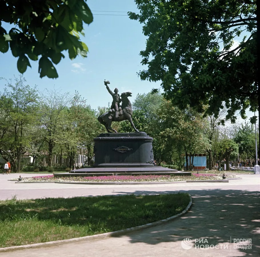 Измаил Суворов памятник