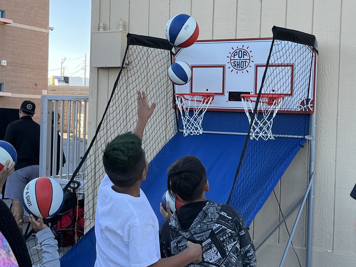 thiriotes's tweet photo. What a wonderful Thiriot Carnival last night! Such a great turn out! Thank you all! @CCSDCommunity @CCSDFoodService @ClarkCountySch @barry_bosacker @thiriotes https://t.co/YyvSalBc4D
