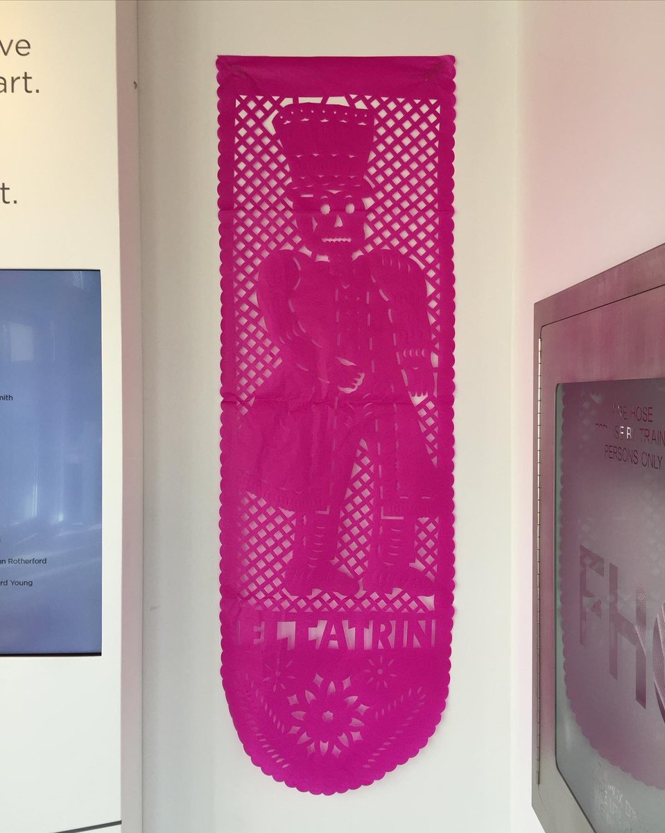 À voir à l’entrée Mackenzie King (niveau 1), jusqu’au 6 novembre ! 😍💀🌸 En partenariat avec <a href="/EmbaMexCan/">Embamex Canada</a>, <a href="/UNAM_Canada/">UNAM CANADA</a> et la Modern American School à Mexico, la GAO est fière de présenter un autel traditionnel érigé pour honorer la fête des Morts. 👉 oaggao.ca/fr/a-laffiche/…