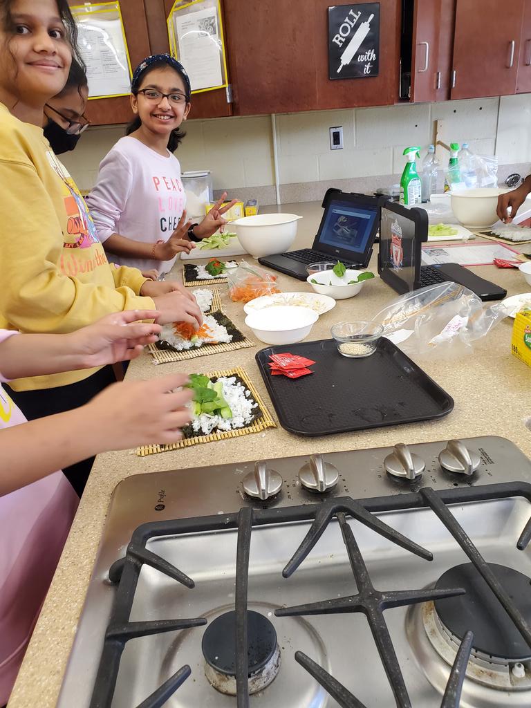 SSeagoJAMS's tweet photo. So much fun making sushi!!! We had a #jamazing Friday!! #shinebrightedison https://t.co/jpnfn27Ttr