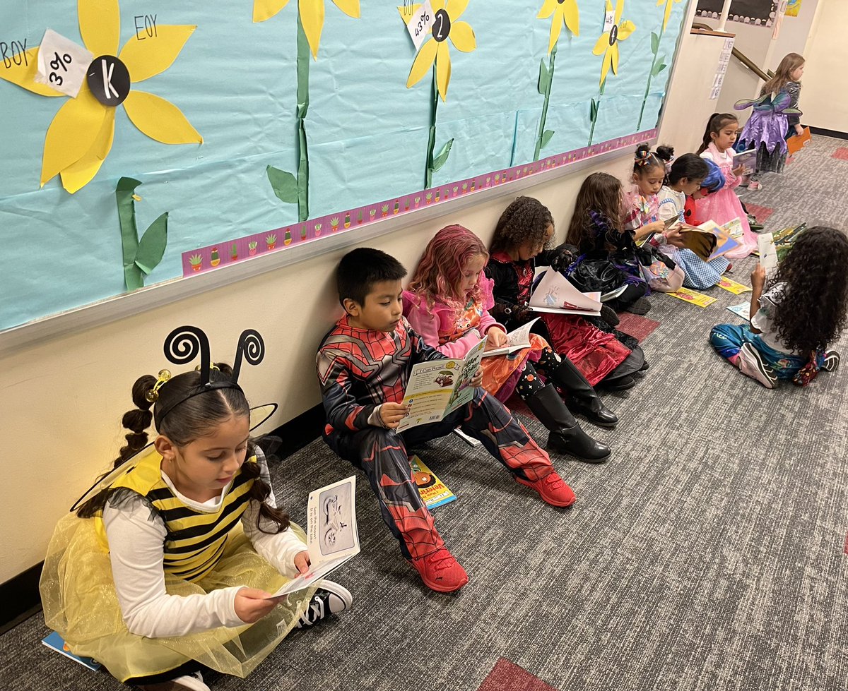 nnagle118's tweet photo. We love booooo-ks👻📚👻! RIF distribution in 1st grade! #ReadingisFundamental @UGI_Utilities @BASDEarlyLearn #UGIReads https://t.co/QCd6F5BSCE