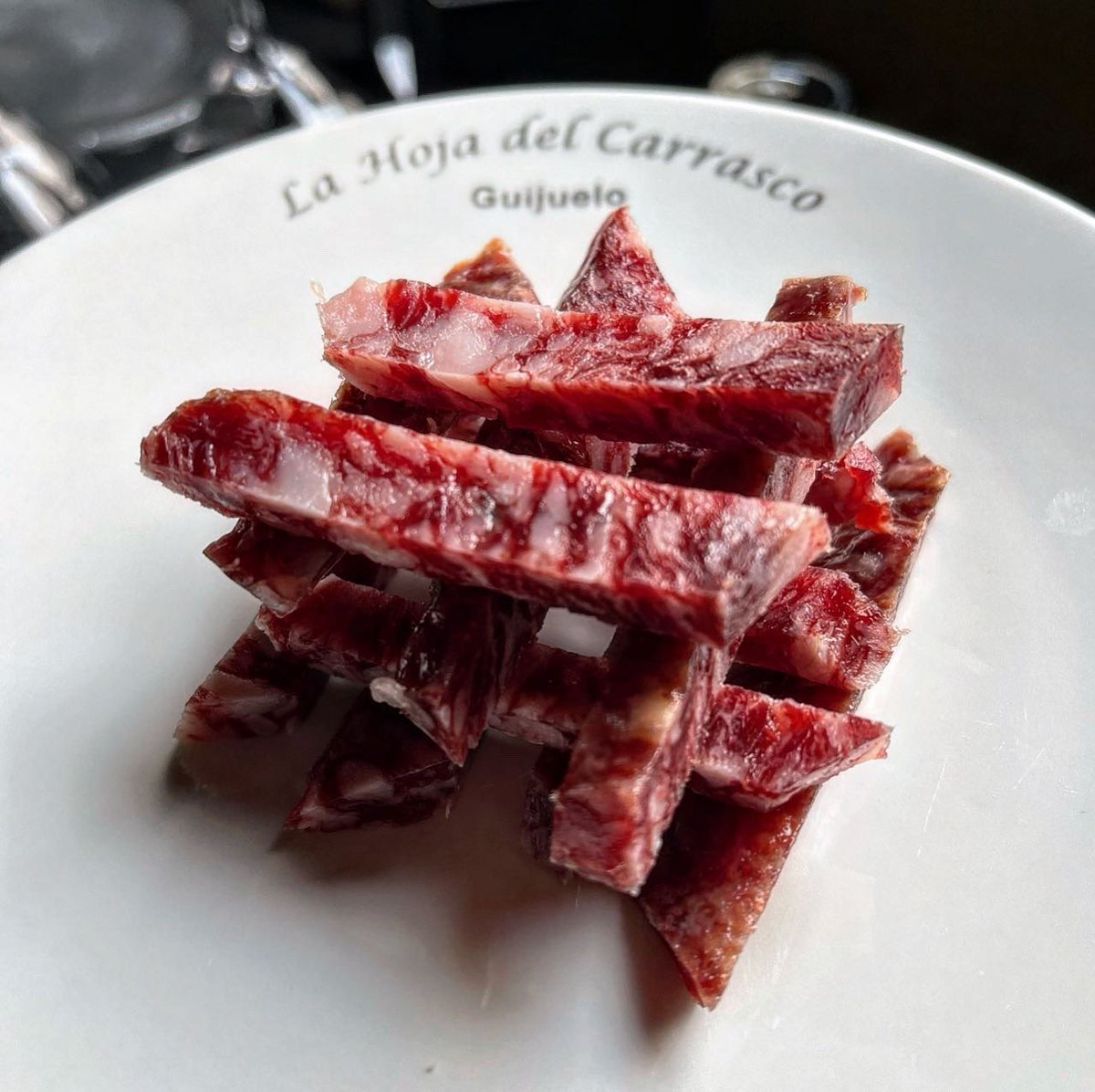 Vaya homenaje nos ha dado Joaquín en #lahojadelcarrasco #Guijuelo hemos podio probar su jamón ibérico, el lomo, el salchichón, el chorizo, la sobrasada, la papada ibérica… con el vino de <a href="/Hispanobodegas/">Hispanobodegas</a> ¡Productazo! 

#food #foodies #cocina #gastro #jamon #iberico #jamoniberico