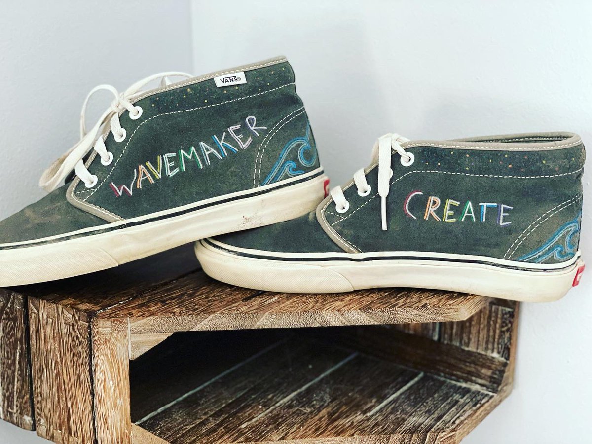 kkfosterartist's tweet photo. ✨ Is it obvious that I like drawing on shoes yet? 😬 What better way to upcycle some shoes than to spread the #StartTheWave message?! 🌊🌈💚
Here you’ve got some #STWEcoMerch upcycled Vans and I’m loving the rainbow colors 😍🌈
#pridevans #pride #queerart #queerartist https://t.co/jVsvPKsaMW