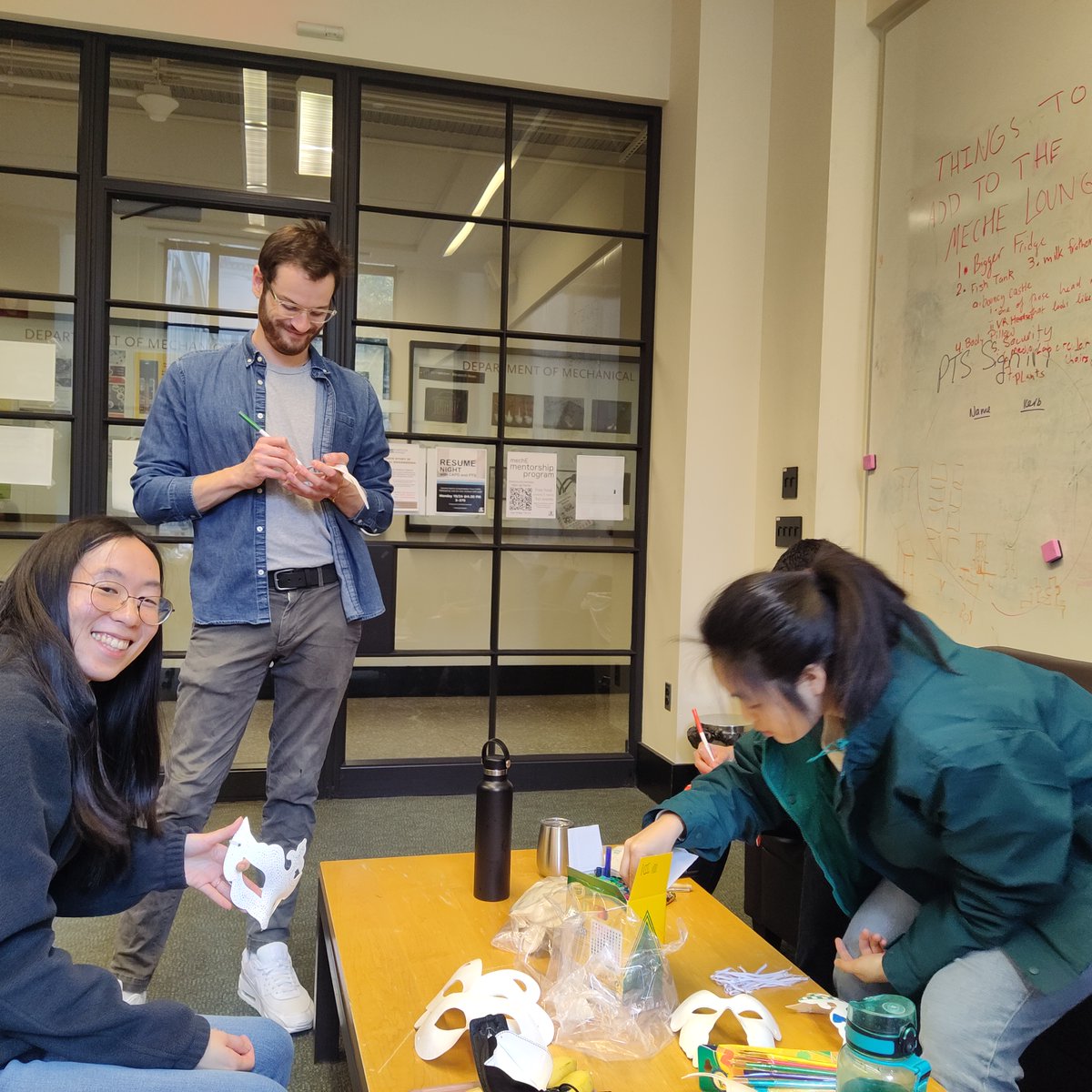 It's officially spooky season in Building 1! Earlier today, first-year MechE graduate students took a study break to enjoy some well-earned candy, hot chocolate, and Halloween mask decorating 🎃 Photos: Eunice Aissi